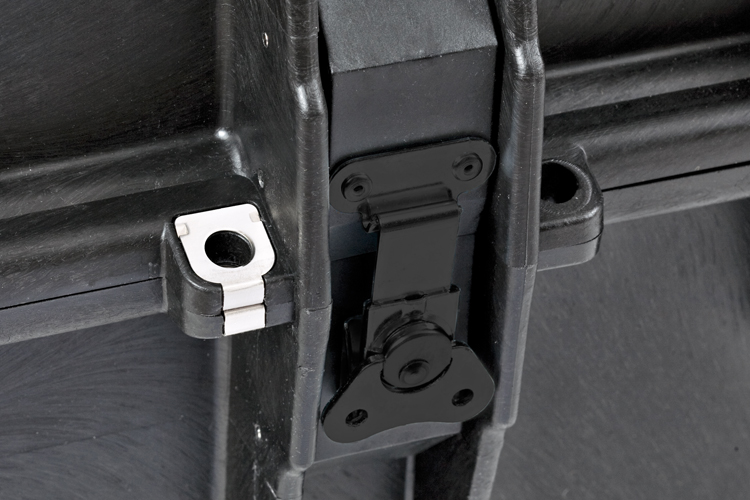 HEAVY DUTY METAL LATCHES